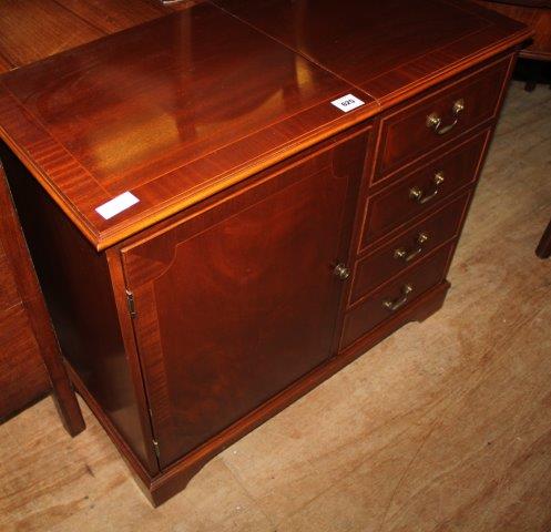 Georgian style inlaid mahogany cabinet(-)